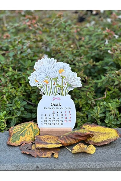 Etiketçi Paşa 2026 Ahşap Ayaklı Çiçekli Mini Özel Tasarım, Masaüstü Takvim, Papatyalı Çiçek Buketi - Yeni Yıl