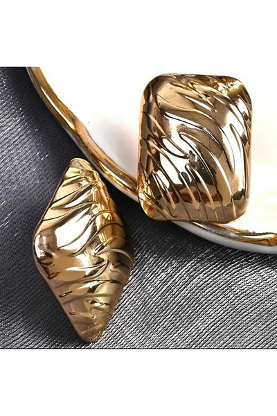 Beyna Stylish Vintage Women's Metal Earrings - Inspired Wave Pattern, Nail, Gold 2 cm
