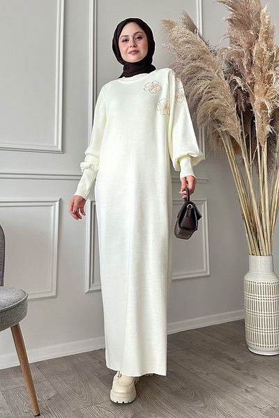 InStyle فستان تريكو أبيض بأكمام بالون مرصع بالزهور