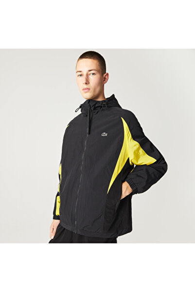 Lacoste معطف واق من المطر للرجال بغطاء رأس مطبوع ألوان متباينة باللون الأسود