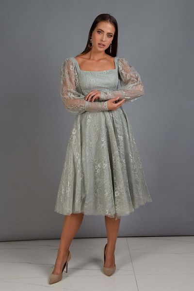 Carmen Çağla Verlobungsabendkleid aus Spitze mit quadratischem Ausschnitt