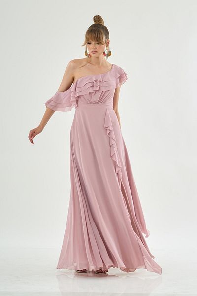 Carmen Abendkleid aus puderfarbenem Chiffon mit Volant und Schlitz an den Schultern