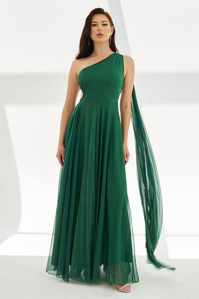Carmen Pelerina din sifon de smarald si rochie lunga de seara fara spate