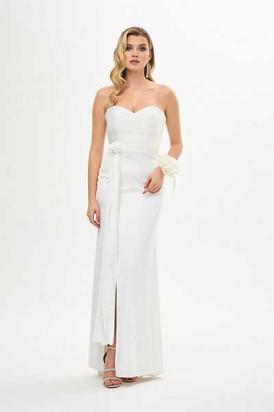 Carmen Ecrufarbenes, tief ausgeschnittenes Brautkleid aus Satin mit Schlitz
