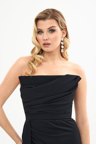 Carmen Schwarzes Abendkleid aus Crêpe mit Steindruck und Schlitzen