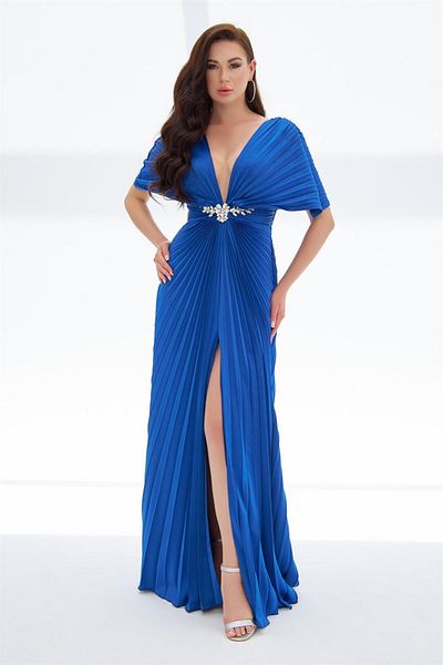 Carmen Saks Plisoley Langes Abendkleid mit Steintaille und tief ausgeschnittener Brust