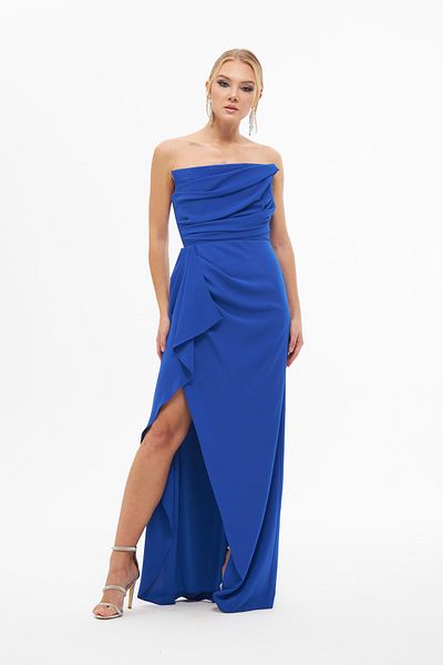 Carmen Langes Abendkleid aus Saks-Krepp – mit Steinmuster und Schlitz