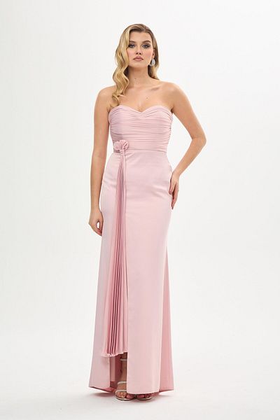 Carmen Puderfarbenes, tief ausgeschnittenes Abendkleid aus Satin mit Schlitz