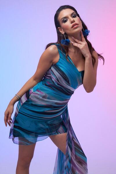 Carmen Krátké večerní šaty na jeden rukáv s fialovým potiskem a ocasem