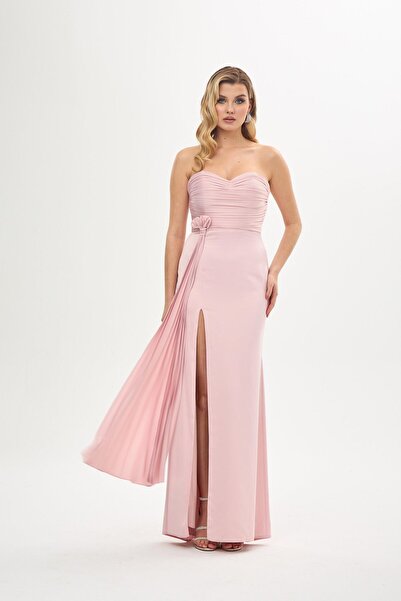 Carmen Pudrové saténové večerní šaty s nízkým výstřihem