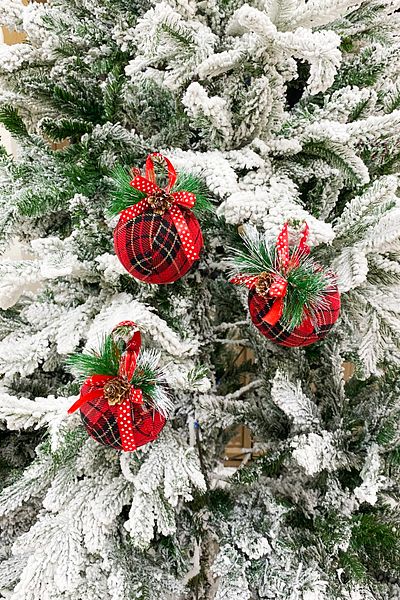 Yusuf Dirik YD Party Supplies New Year's Tree Ball Luxury Plaid Fabric with Pinecone and Coconut Detail 3 Pieces 10 cm