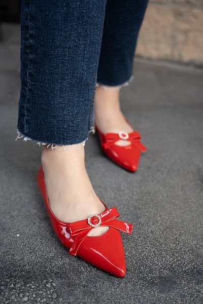 LAMİNTA Detailní dámské baleríny Sally Red Pointed Toe Stone Bow