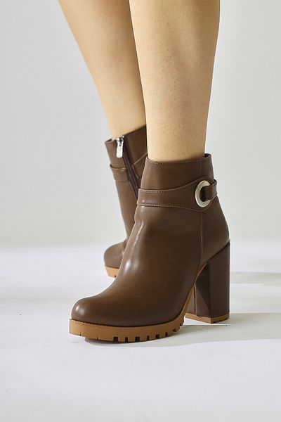 Limoya Destina Brown, Bitter Brown Color Γυναικείες μπότες με τακούνι με οβάλ μύτη και αξεσουάρ στον αστράγαλο, γυναικείο μποτάκι