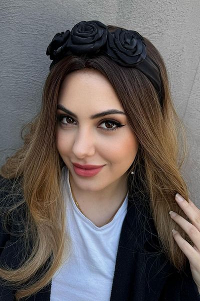 TAKIŞTIR تاج بتفاصيل وردة باللون الأسود