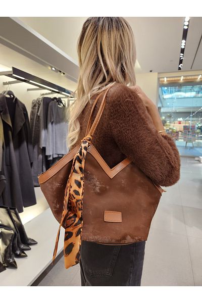 Die Fein Mercan Stores Geantă de damă din piele intoarsa cu curea de umar cu fermoar