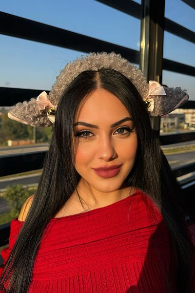 TAKIŞTIR تاج أذن خروف من القطيفة باللون الرمادي مع تفاصيل رينج