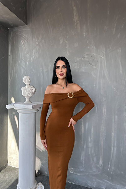 LİLA İSTANBUL Λεπτομερές πλεκτό φόρεμα ειδικού σχεδιαστή με αγκράφα Madonna