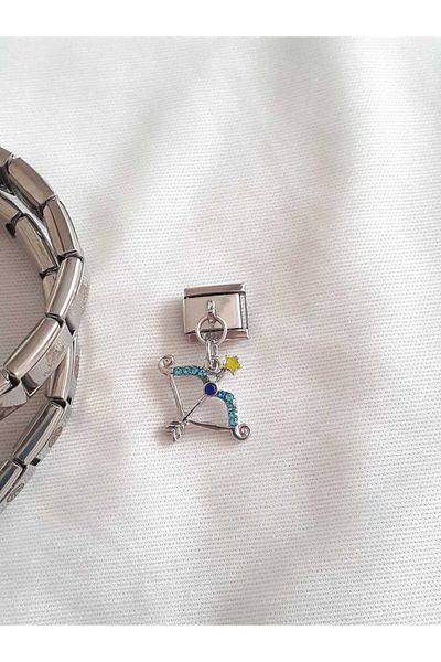 bijoux uniques Italian Charm with Steel Bow Figure