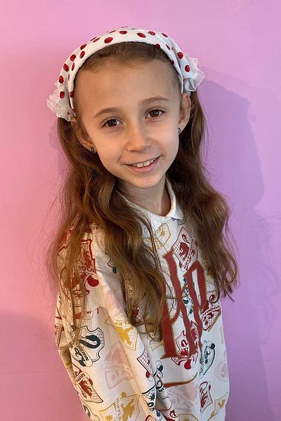 TAKIŞTIR وشاح على شكل فراولة باللون الأبيض مع تاج مفصل