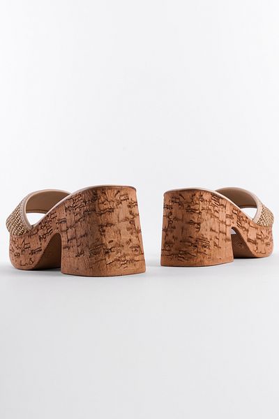 Capone Outfitters Damenhausschuhe aus Kork mit Plateausohle und Strohhalm und einem Riemen