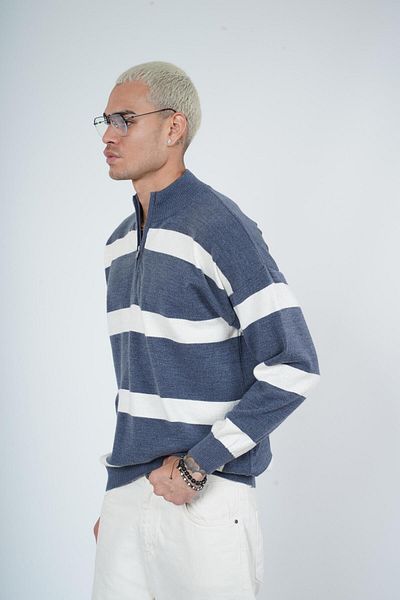Butik Пуловер от плетено платно с половин цип и райета