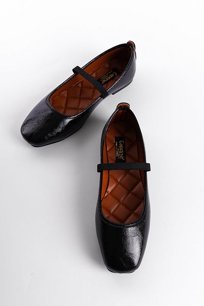 Capone Outfitters Ballerinas aus schwarzem Lackleder - Damenmodell mit Band