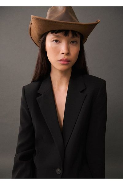 MANGO Woman Кожена шапка с плетен модел