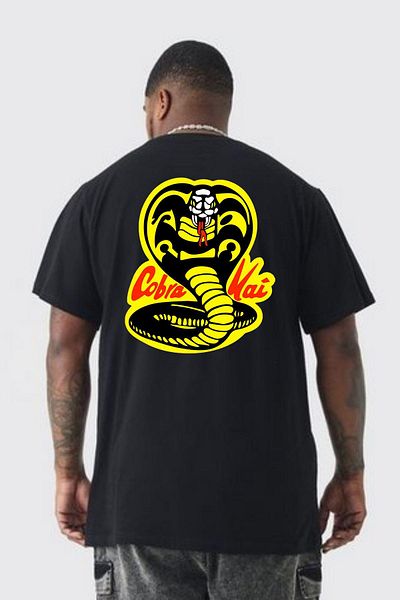 Angemiel تي شيرت Cobra Kai Karete - تي شيرت أسود كبير الحجم بشعار الأفعى للأطفال، للنساء والرجال للجنسين، مطبوع على الظهر