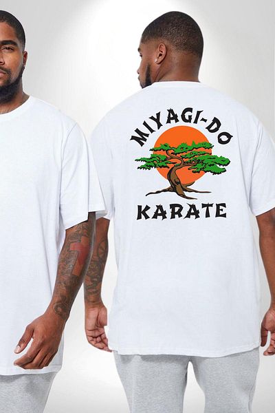 Angemiel تي شيرت أبيض من Miyagi-Do بشعار كاريتي للأطفال بنمط شجرة بونزاي - للنساء والرجال والجنسين، مطبوع على الظهر