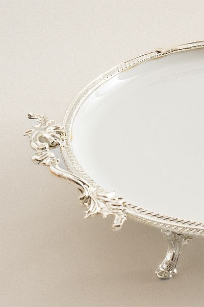 Nazik Home حامل عرض من البورسلين بتفاصيل فضية من سييرا مع مقبض دائري (29 سم)
