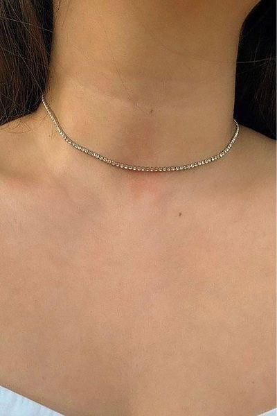 TAKIŞTIR قلادة Choker مع تفاصيل حجرية فضية اللون