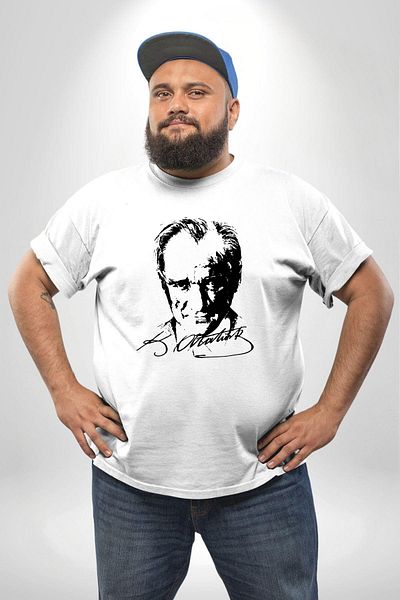 Angemiel تي شيرت أبيض كبير الحجم للجنسين من Kemal Atatürk Signature and Silhouette - نموذج أساسي مطبوع من الأمام
