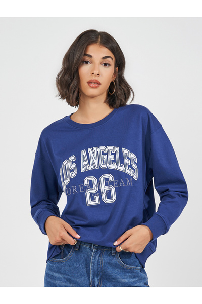 Styli سويت شيرت طويل بقصة عادية وطبعة شعار