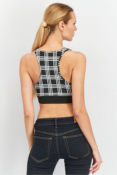 Asos Design بلوزة قصيرة بدون أكمام بفتحة رقبة دائرية للنساء، باللون الأسود