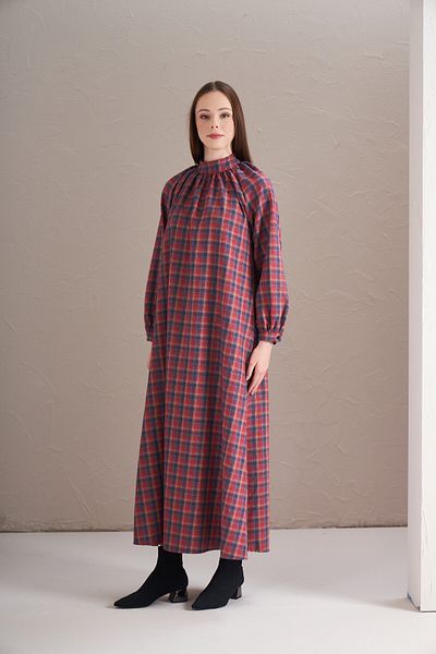 Mevra Rochie roșie cu gât bleumarin adunat