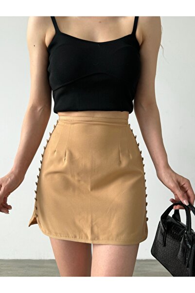 KAŞİHA Bej Beli Pensli Yanları Düğme Detaylı Oval Kesim Mini Etek