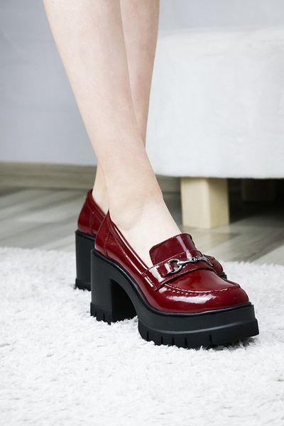 asmi shoes Дамски лофери от лачена кожа в бордо с тънка катарама, 8 см