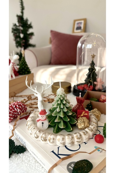 EYA STUDİO Yılbaşı Mum ve Biblo Seti 7 Parça Sunum Tabaklı Çam Ağaçlı Geyikli Kardan Adamlı - Yılbaşı Hediyesi