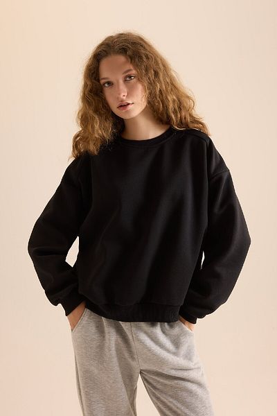 DeFacto Schwarzes Oversize-Sweatshirt mit Rundhalsausschnitt – dicker Stoff D9022axns