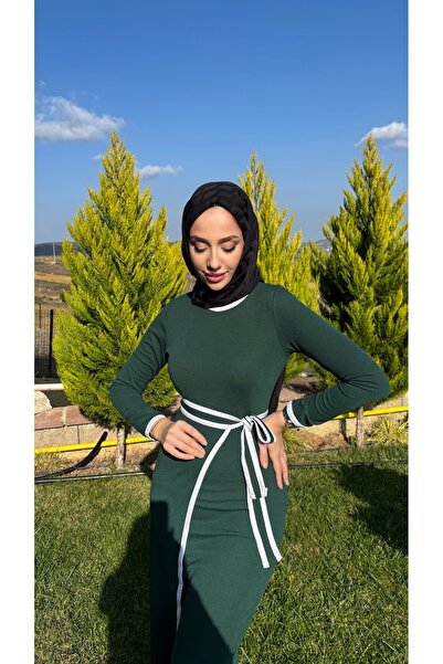 Tesettür Diyarı فستان نسائي محبوك بتفاصيل ربطة عنق زمردية