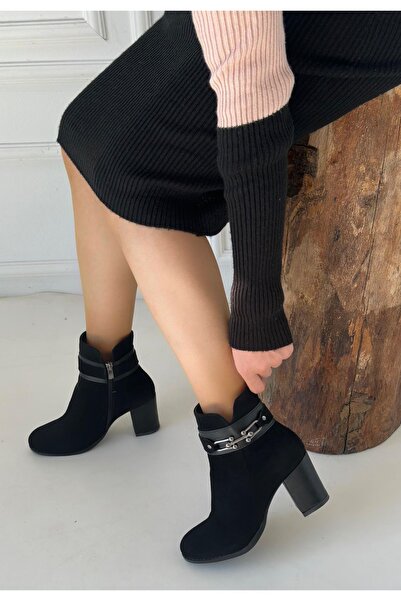 THE MUGA Orta Kalın Yüksek Topuklu Süet Siyah Taş Detaylı Fermuarlı Kısa Klas...