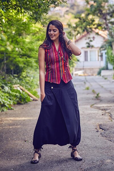 Los banditos Magnificent Collar Cross Buttoned Tank Top