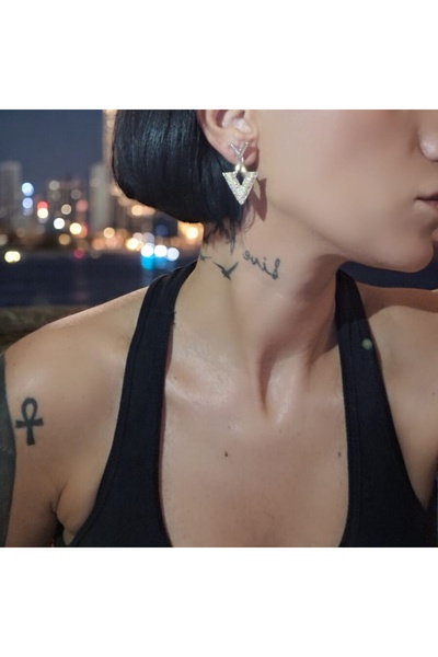 bellss accessory حلق موديل V سيرجنت من حجر الزركون