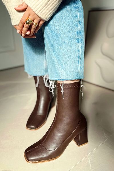 POLKA STORE Harmony Bitter Brown Stretch Γυναικείο μποτάκι με φερμουάρ με τακούνι μεταξύ των δακτύλων