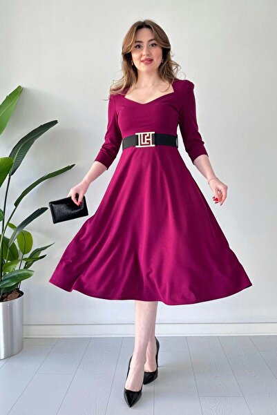 MaziButik فستان كريب بياقة خماسية وحزام بلون البرقوق