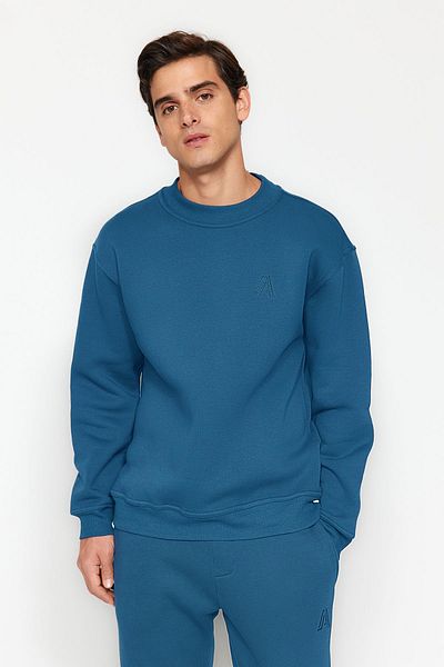 Trendyol Collection Indigo Oversize/Wide Cut Half Rollkragen-Sweatshirt mit Buchstabenstickerei und Fleece-Innenseite TMNAW24SW00046