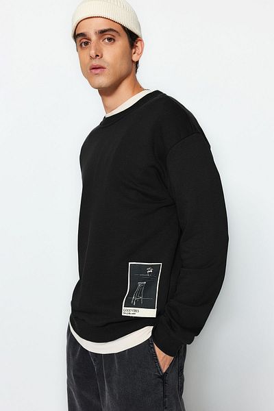 Trendyol Collection Черен суитшърт с широка яка и апликация, без повдигнати елементи, голям размер TMNAW24SW00038
