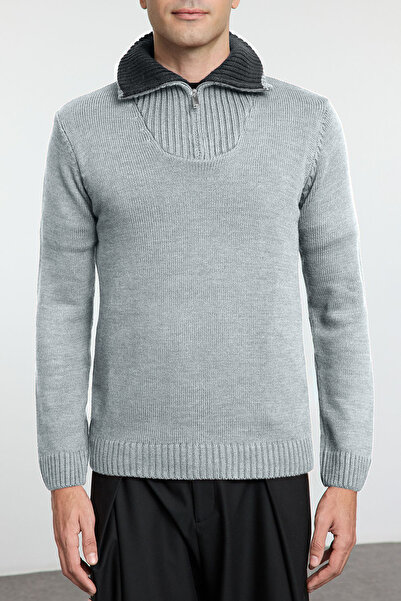 Trendyol Collection Grauer, lässiger, einfarbiger Strickpullover mit halbem Rollkragen TMNAW25KZ00008