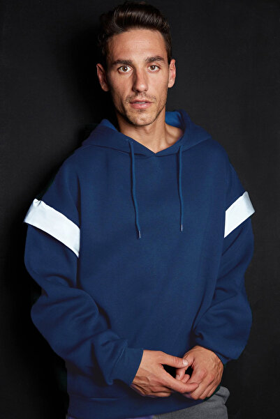 Trendyol Collection Indigo mikina s kapucí v Übergröße - Fleece- Und Reflektordetails Tmnss20sw0205