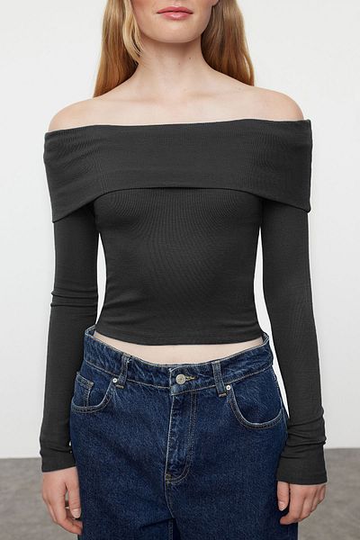 Trendyol Collection Flexible Strickbluse – Anthrazitfarbener Carmen-Kragen, kurz, TWOAW25BZ00008